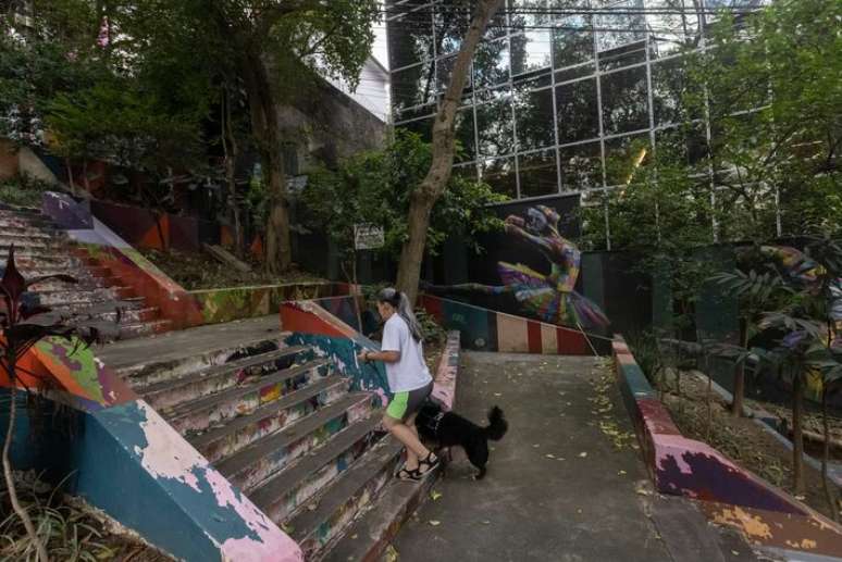 Imagem no início do ano mostra degradação das pinturas escadaria.