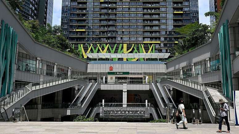 O edif&iacute;cio Prince International Plaza, em Phnom Penh
