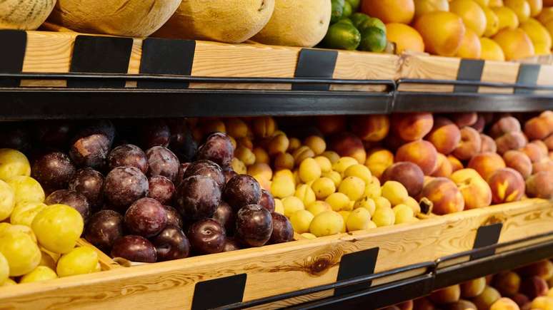 Os adesivos s&atilde;o utilizados para facilitar a identifica&ccedil;&atilde;o do produto, incluindo informa&ccedil;&otilde;es sobre origem, tipo, variedade e processos de cultivo &ndash; depositphotos.com / IgorVetushko