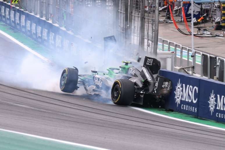 Gabriel Bortoleto d&aacute; susto em acidente na &uacute;ltima volta da corrida sprint para o GP de S&atilde;o Paulo