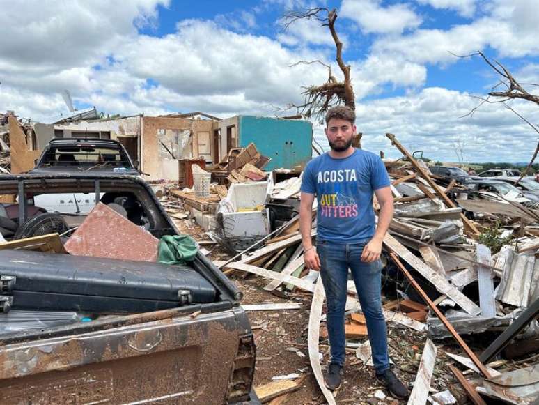Eduardo Henrique Zanotto trabalha com familiares para resgatar itens nas ruínas da casa em que morava com a família