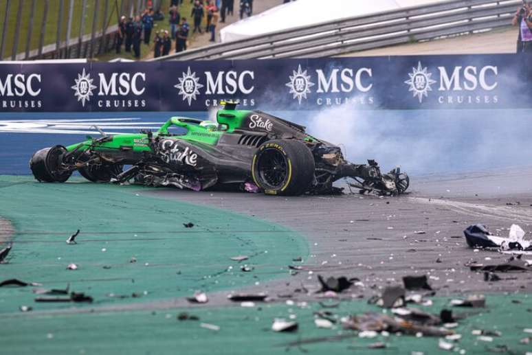 Carro de Bortoleto ficou destru&iacute;do ap&oacute;s acidente na curva 1.