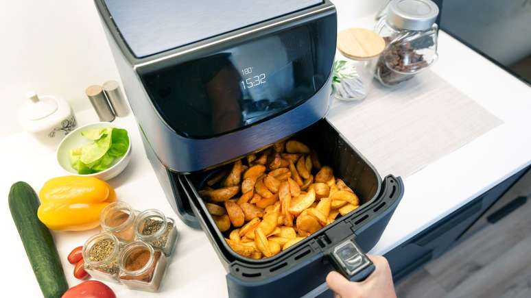Estudo mostra que o uso inadequado da AirFryer pode gerar compostos ligados a riscos à saúde; saiba como usar o aparelho com segurança