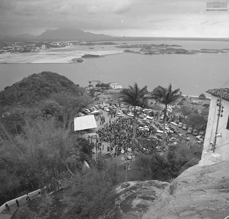 Vista de convento dedicado a Nossa Senhora em Vila Velha, no Espírito Santo, em foto de 1974