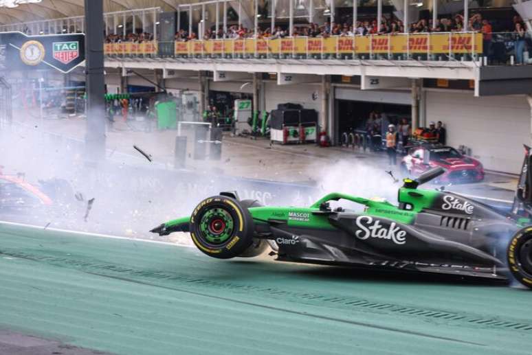 Gabriel Bortoleto d&aacute; susto em acidente na &uacute;ltima volta da corrida sprint para o GP de S&atilde;o Paulo