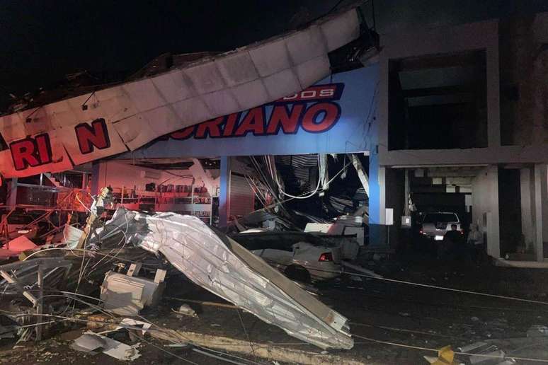 Destruição deixada por tornado 