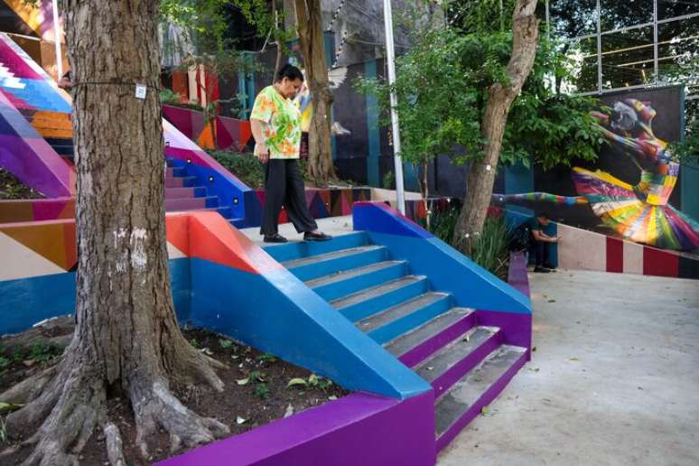 Escadaria conta com cores renovadas, iluminação cênica, acessibilidade e mobiliário urbano restaurado.
