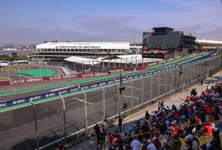 Torcedores assistem ao GP de São Paulo