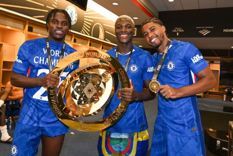 Moisés Caicedo, ao centro, ao lado de Andrey Santos, à direita