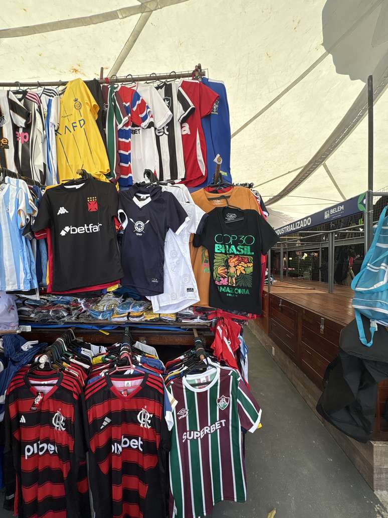 Entre as lojas, camisetas de time seguem sendo maioria