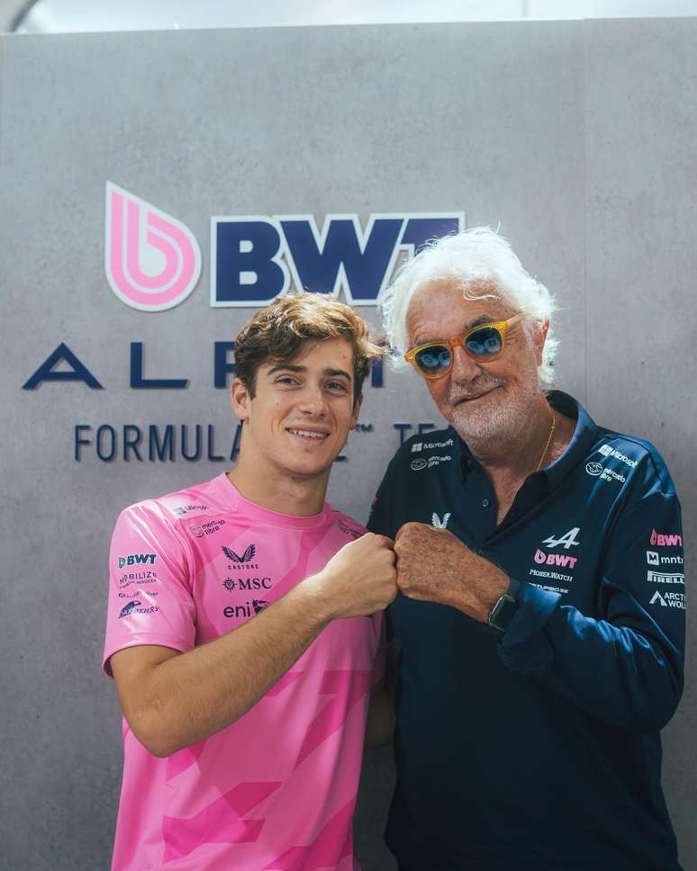 Franco Colapinto e Flavio Briatore em anuncio da renovação de contrato do piloto argentino