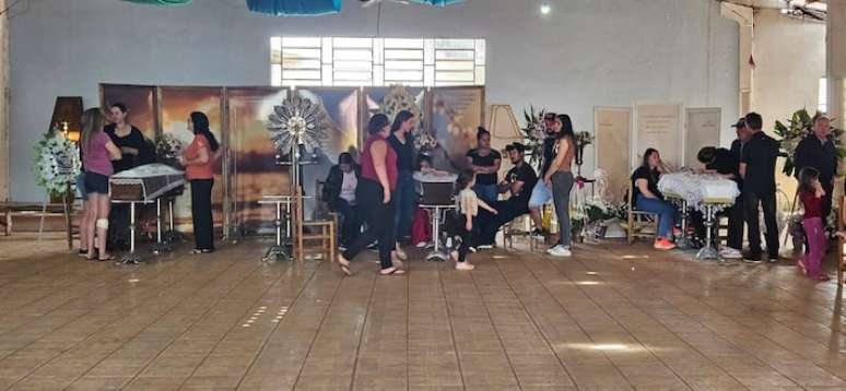 Velório coletivo de quatro das cinco vítimas do tornado em Rio Bonito do Iguaçu.