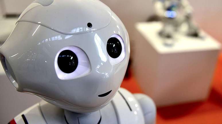 "Decidir nos assusta muito, e preferimos ser como rob&ocirc;s, que nos digam o que fazer", diz a jornalista