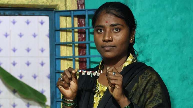 Os colares de p&eacute;rolas usados ​​pelas devadasis, como Ankita, tornam-nas facilmente identific&aacute;veis
