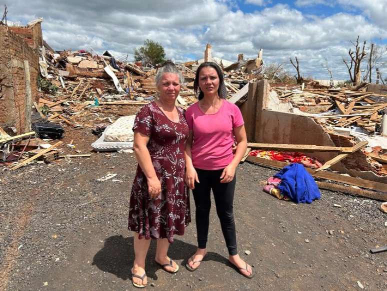 Mãe e filha, Luiza e Fabíola, em frente às ruínas da casa da mãe.