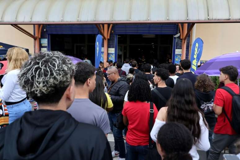 Movement of candidates for the first day of the National Secondary School Examination (Enem) 2025, at the University of Paulista (Unip) in the Barra Funda neighborhood, western district of São Paulo, this Sunday, November 9, 2025.