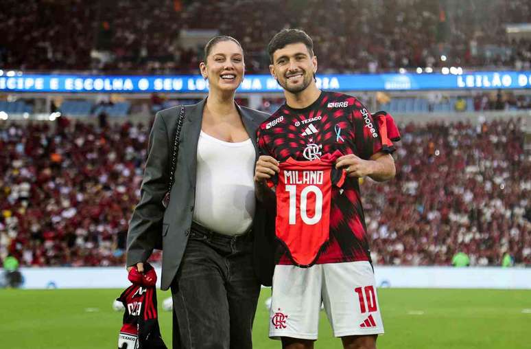 Arrascaeta, ao lado da mulher, Camila,&nbsp; com homenagem ao filho que est&aacute;para nascer Fotos: Gilvan de Souza/Flamengo
