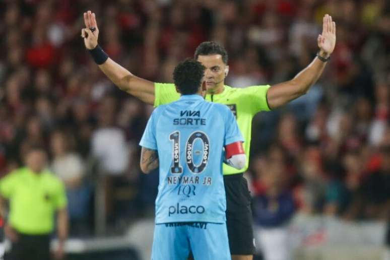 Neymar recebeu amarelo ao contestar lance que teria sido falta no goleiro Brazão.