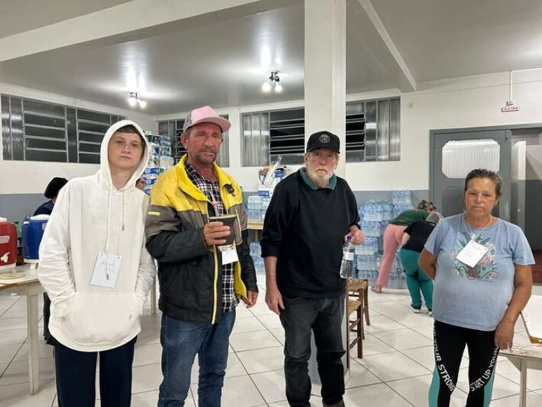 Adriano e Paulo Oidella, Alcides Oliveira e Eloir Camargo estão entre os habitantes de Rio Bonito acolhidos em abrigo na cidade vizinha.