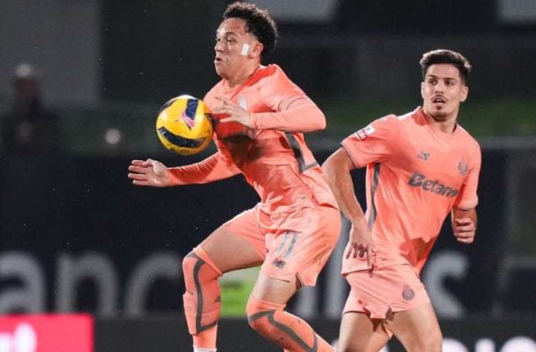 Froholdt, vibra muito logo após fazer o gol do Porto sobre o Famalicão.