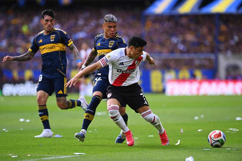 Maximiliano Salas (right) could do little with River's attacking system –