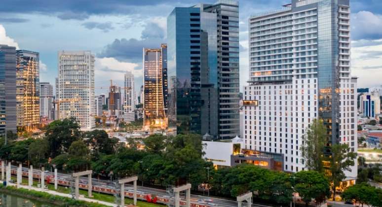 Um dos negócios recentes foi a compra do JW Marriott (à dir. na foto) pela HSI por mais de R$ 300 milhões