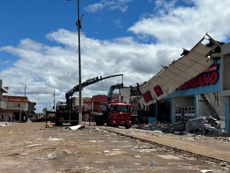 Os principais mercados de Rio Bonito foram derrubados pelo tornado, assim como várias outras empresas da cidade.