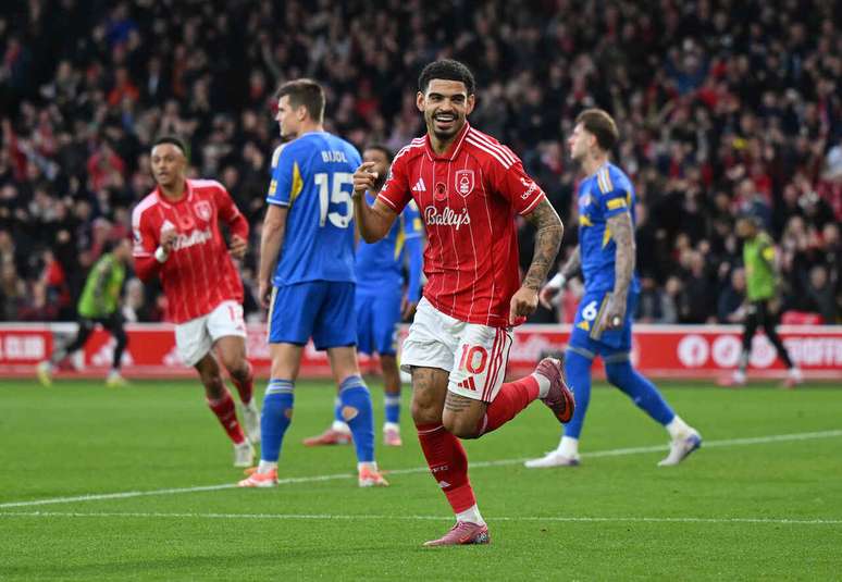 Gibbs-White celebra o seu gol de cabe&ccedil;a, o segundo do Nottigham sobre o Leeds.