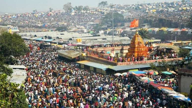 Grandes multid&otilde;es assistem ao templo Saundatti Yellamma, em Belgaum, durante um festival no cora&ccedil;&atilde;o da tradi&ccedil;&atilde;o devadasi