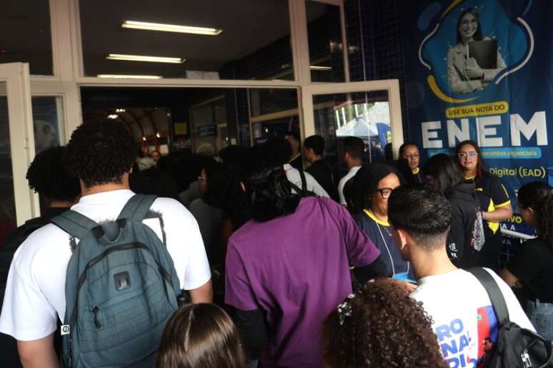 Movimentação de candidatos para o primeiro dia do Enem 2025, na Universidade Paulista (Unip) no bairro da Barra Funda, zona oeste de São Paulo