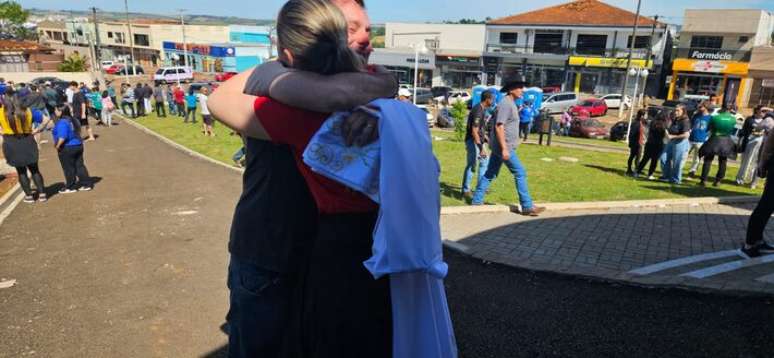 Tradicional missa de domingo foi realizada em frente à igreja atingida por tornado em Rio Bonito do Iguaçu.