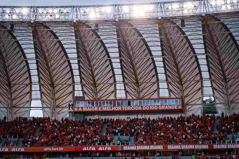 Torcida do Internacional protesta após empate com o Bahia, em casa –