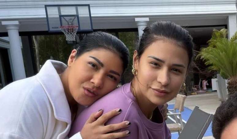 Aparência de Simaria volta a viralizar em rara aparição com Simone Mendes e cantora preocupa fãs: 'O que fizeram com a cara?'.