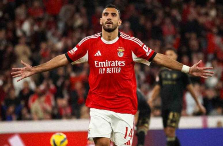 Divulgação Benfica - Legenda: Vangelis Pavlidis cobrou o pênalti que garantiu a vitória parcial do Benfica por 2 a 0