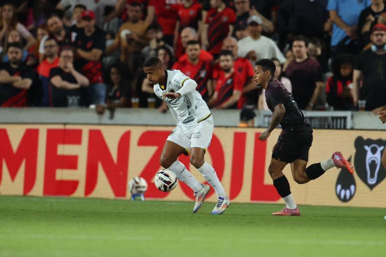 Athletico, com esta vit&oacute;ria, deixa o Volta Redonda com um p&eacute; para voltar &agrave; S&eacute;rie C.&nbsp; Jos&eacute; Tramontin/CAP