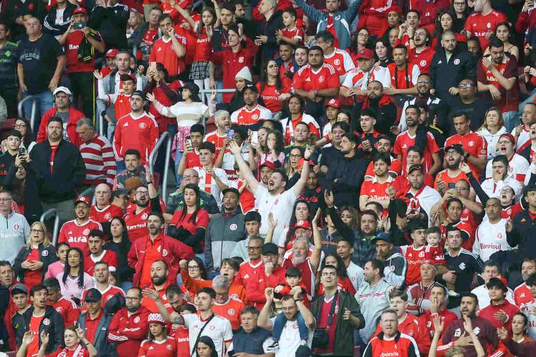 Internacional empata em casa com Bahia. Assim, segue pr&oacute;ximo da zona de rebaixamento e irrita a torcida.