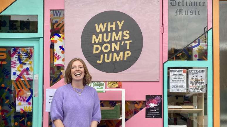 Helen Ledwick escreveu o livro Why Mums Don't Jump ("Por que M&atilde;es N&atilde;o Pulam"), no qual relata sua experi&ecirc;ncia com o prolapso e busca dar visibilidade ao tema