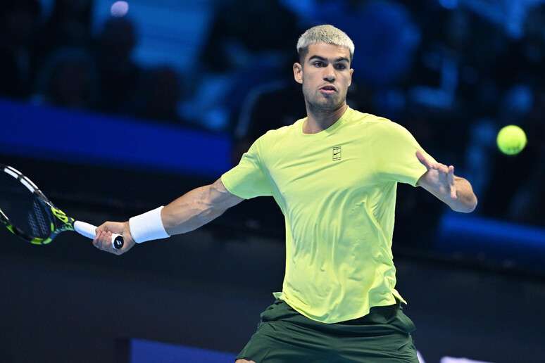 Carlos Alcaraz em ação contra Alex de Minaur em Turim