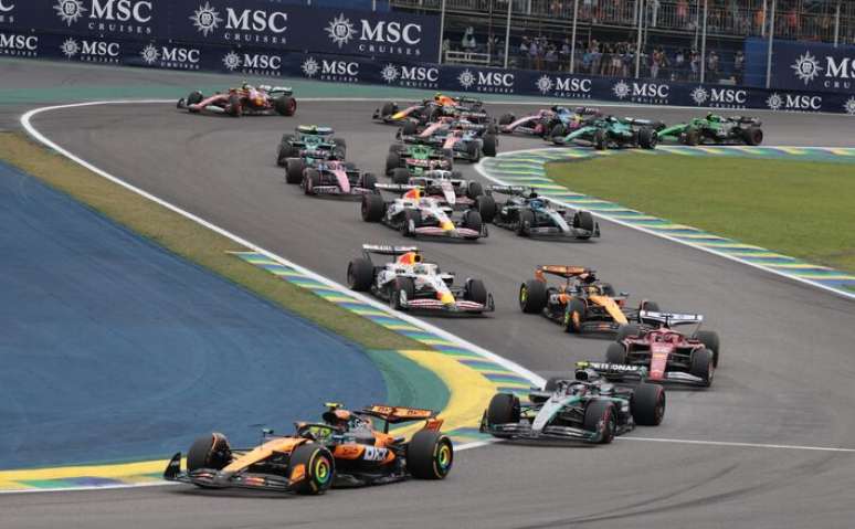 Carros da Fórmula 1 durante a largada do GP de Interlagos neste domingo, 9.
