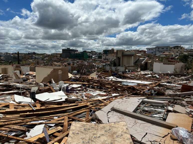 Tornado destruiu boa parte da cidade de Rio Bonito do Iguaçu, deixando ao menos seis mortos, mais de 800 feridos e um rastro de destruição.