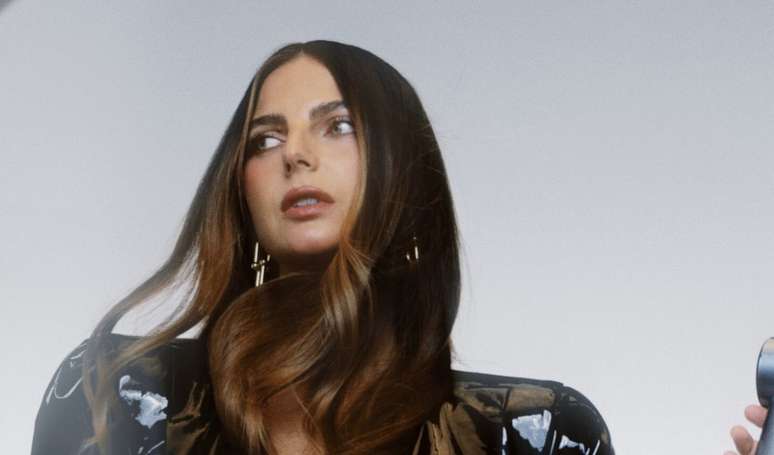 O que é ser WAG? Poliglota e formada em Relações Internacionais, Kelly Piquet ressignifica o termo: 'Direito de escrever a própria narrativa'.