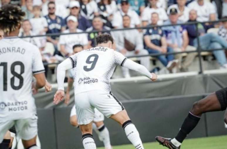 X / @ADCeuta_FC - Caption: At the end of the first half, the death of an elderly man was confirmed and the match was suspended