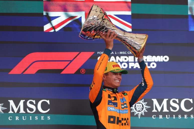 Norris ergue o troféu conquistado no GP de São Paulo.