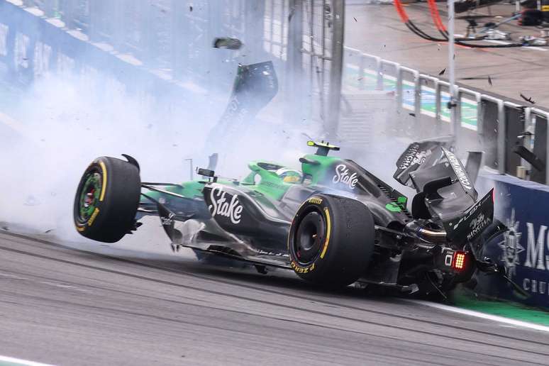 O piloto brasileiro Gabriel Bortoleto, da Kick Sauber, sofre acidente no fim da reta principal e entrada do S do Senna