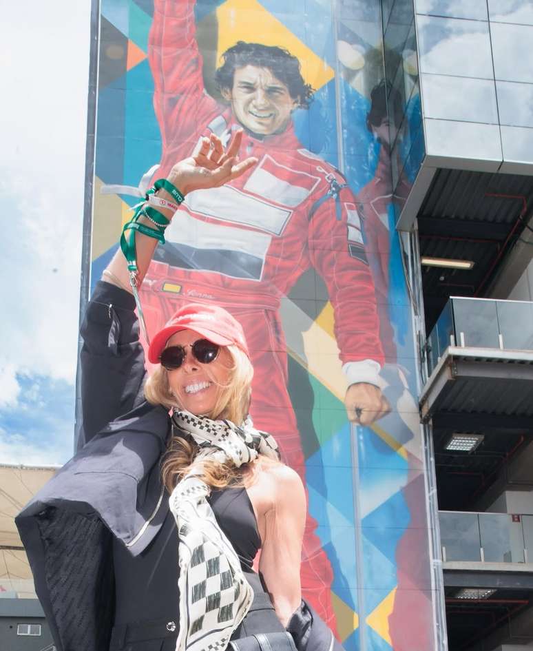 Adriane Galisteu posa em frente a pintura de Ayrton Senna