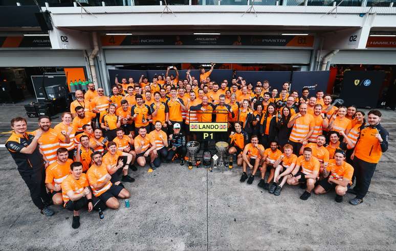 Lando Norris comemora vitória com equipe em Interlagos 