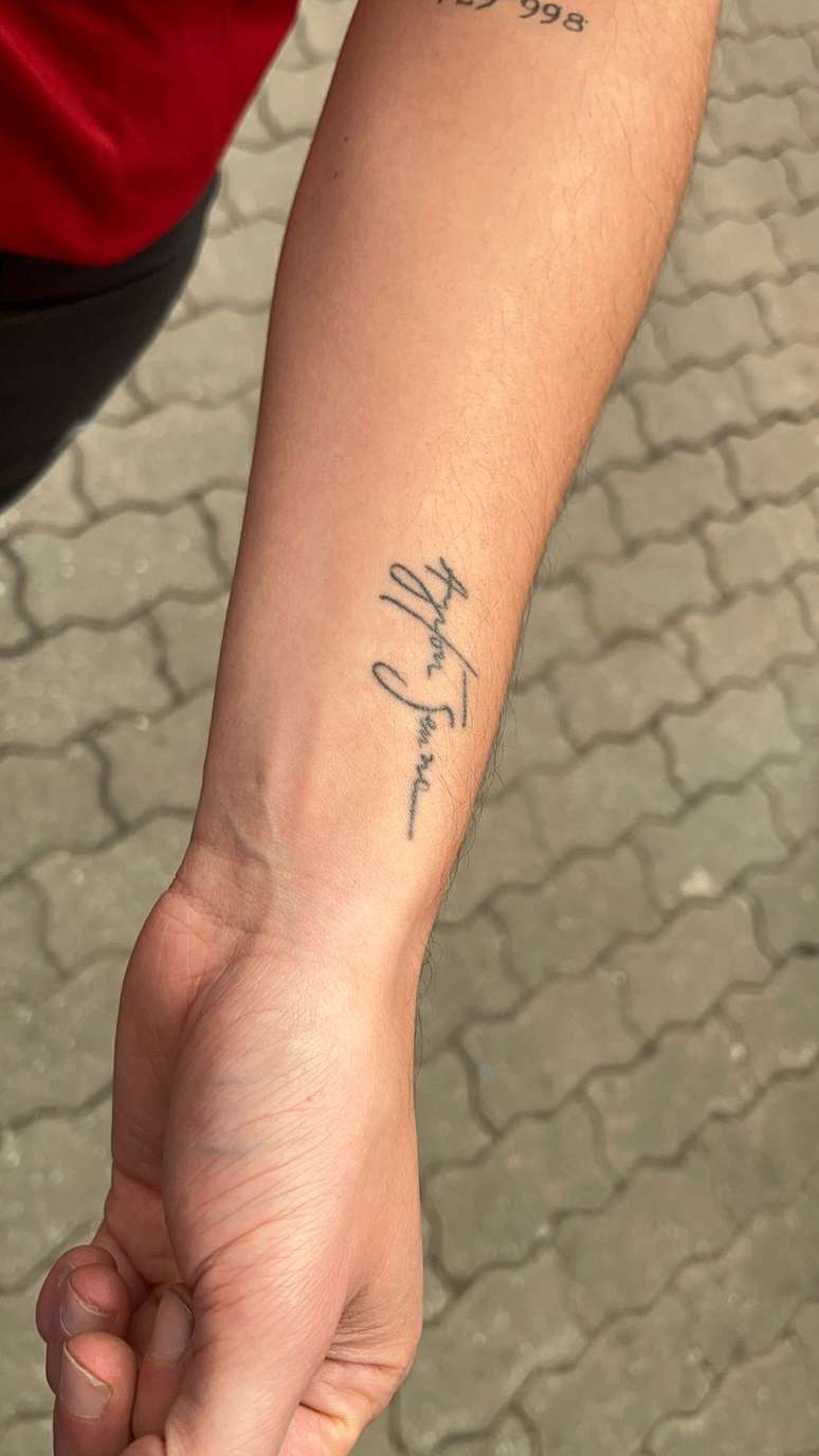 Mec&acirc;nico da Ferrari viraliza com tatuagem em homenagem a Senna: '&Eacute; uma lenda'