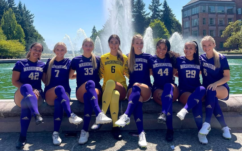 A goleira Mia Hamant e suas parceiras de time