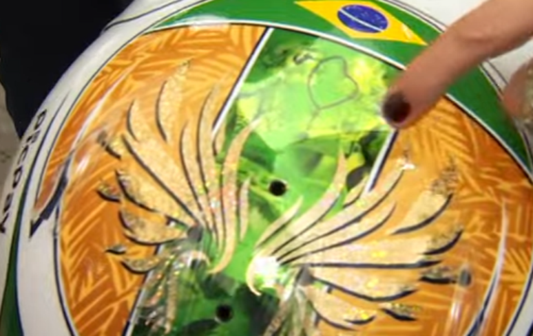 Asas do anjo Gabriel e um rosário estão desenhadas no capacete de Bortoleto