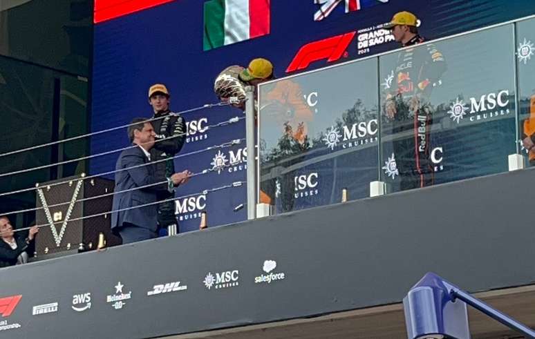 Tarcísio de Freitas entrega troféu a Lando Norris